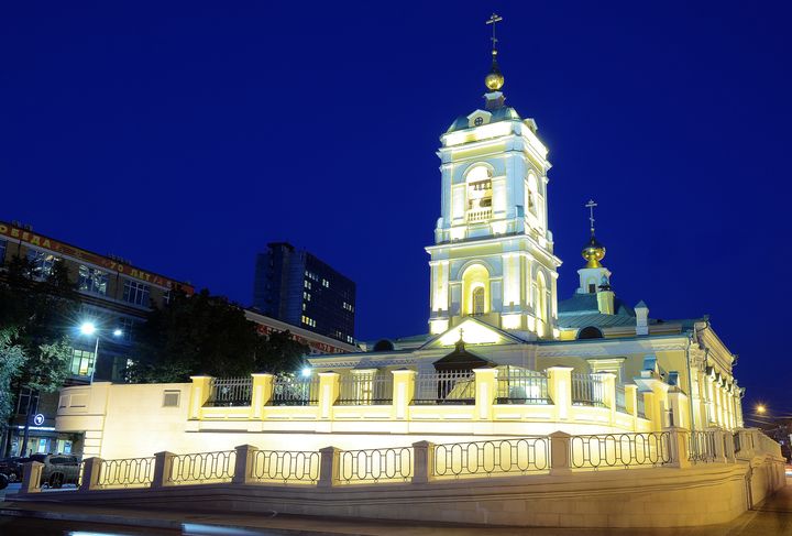 Храм ночью в вечерней подсветке